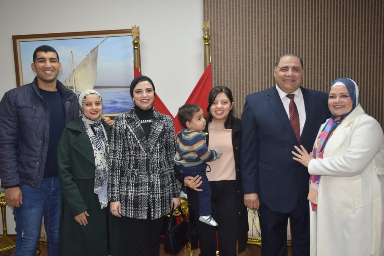 محافظ بورسعيد يكرم السكرتير العام