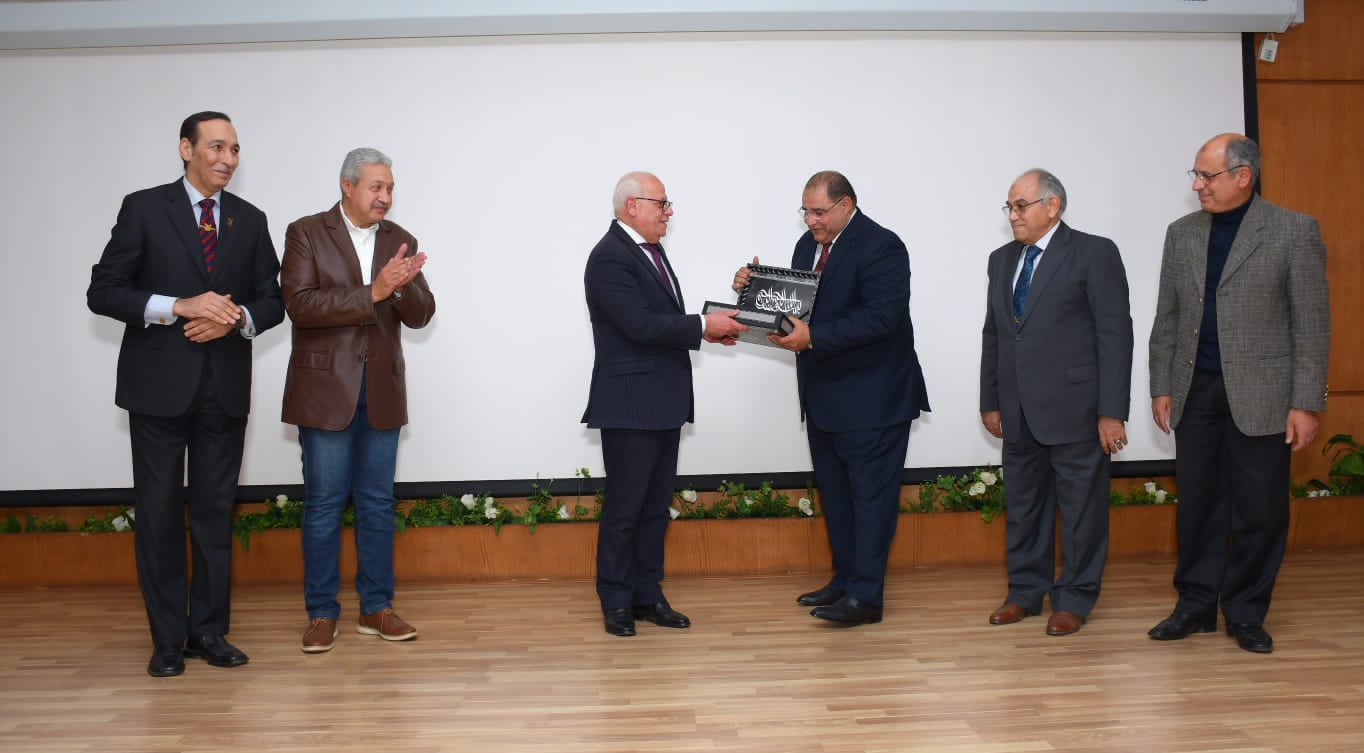 محافظ بورسعيد يكرم السكرتير العام