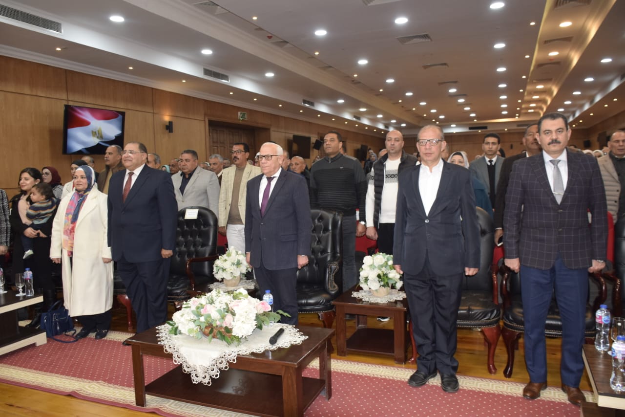 محافظ بورسعيد يكرم السكرتير العام