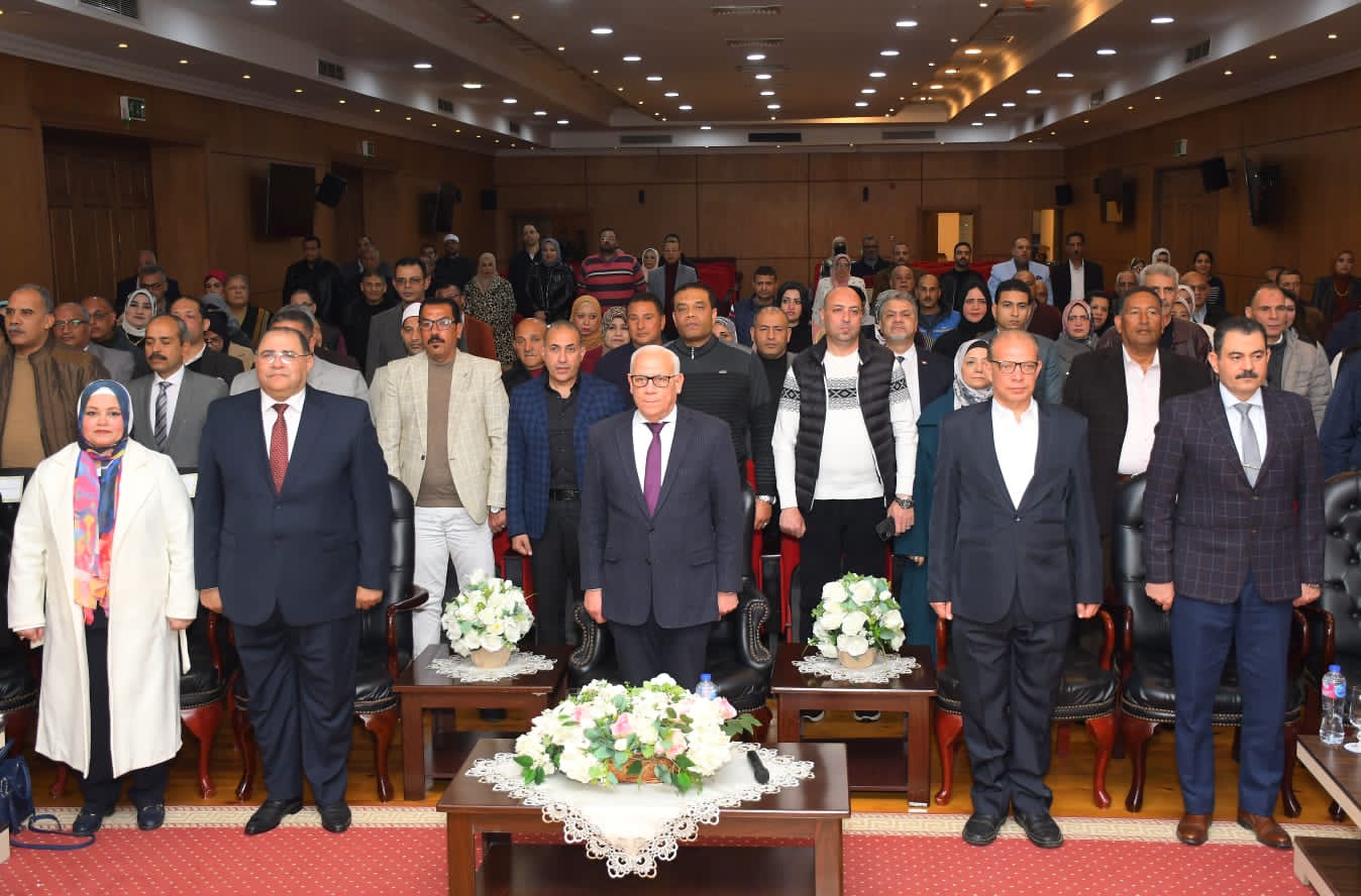 محافظ بورسعيد يكرم السكرتير العام