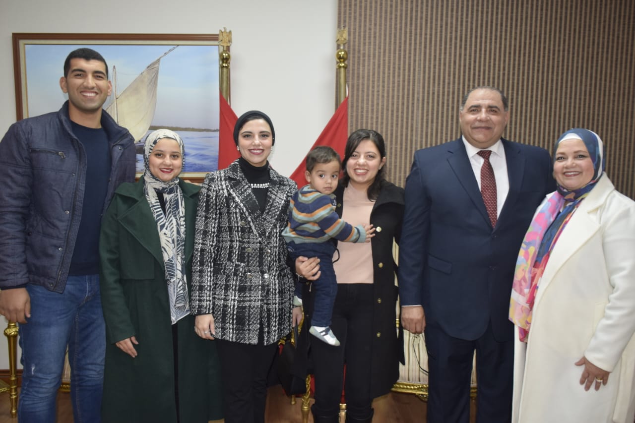 محافظ بورسعيد يكرم السكرتير العام