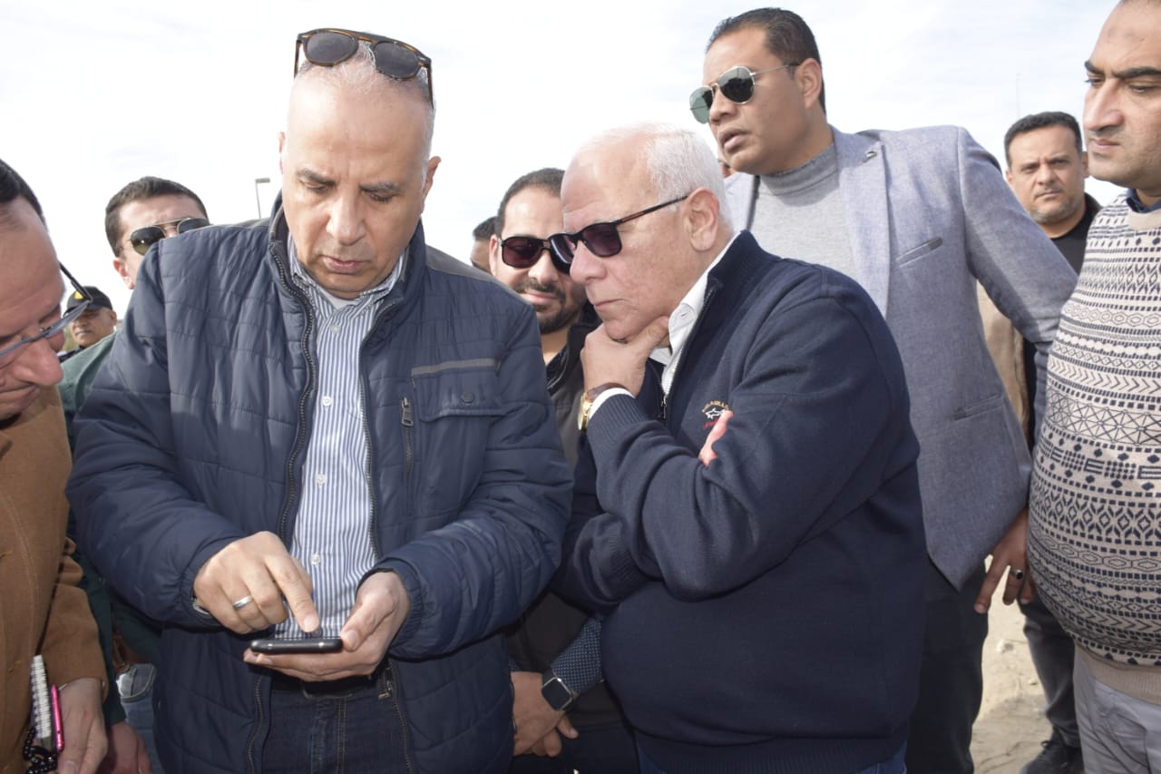 وزير الموارد ومحافظ بورسعيد يتفقدان ترعة بالقنطرة غرب