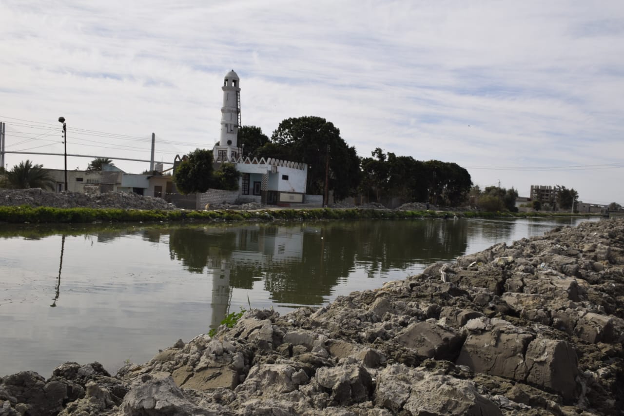 وزير الموارد ومحافظ بورسعيد يتفقدان ترعة بالقنطرة غرب