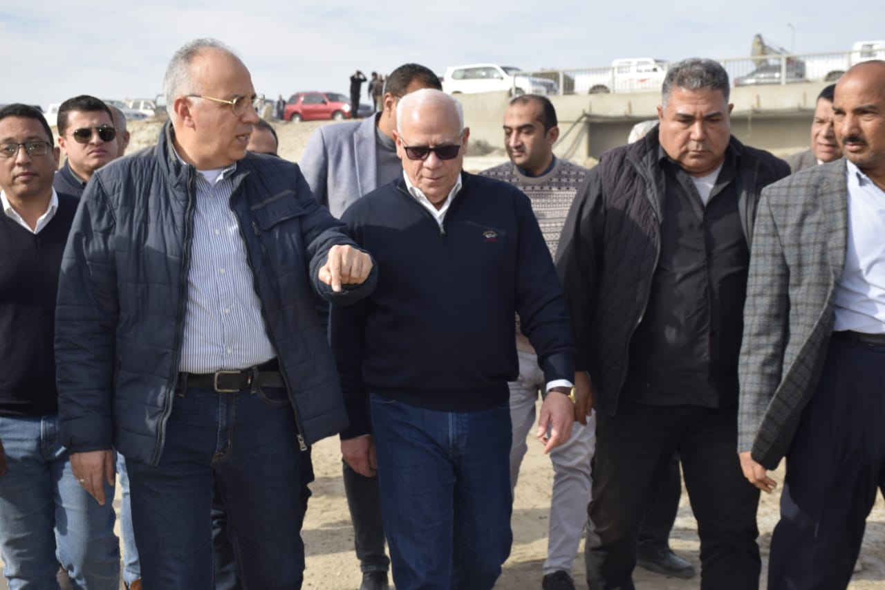 وزير الموارد ومحافظ بورسعيد يتفقدان ترعة بالقنطرة غرب