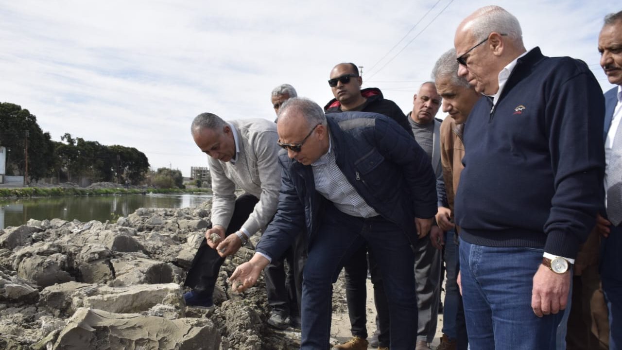 وزير الموارد ومحافظ بورسعيد يتفقدان ترعة بالقنطرة غرب - قص