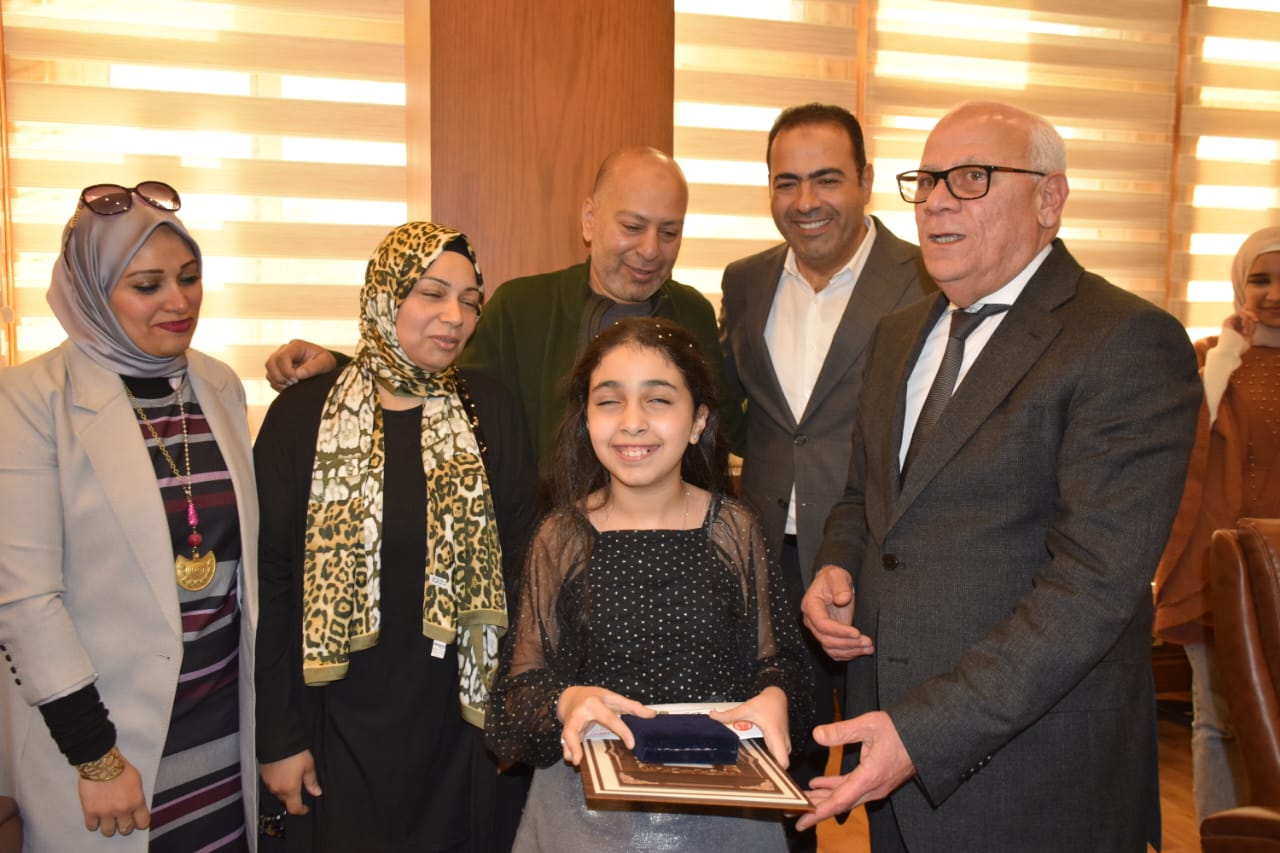 محافظ بورسعيد يكرم أبطال قادرون باختلاف