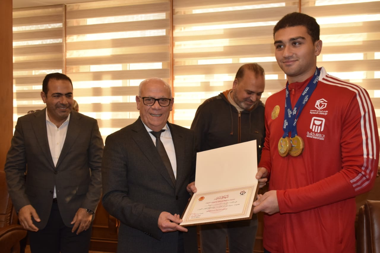 محافظ بورسعيد يكرم أبطال قادرون باختلاف