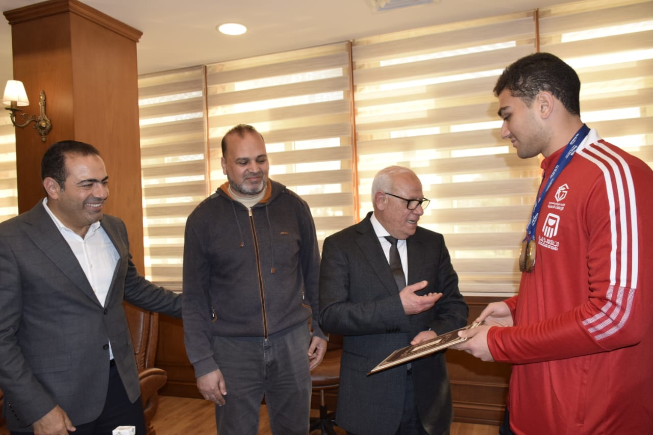 محافظ بورسعيد يكرم أبطال قادرون باختلاف