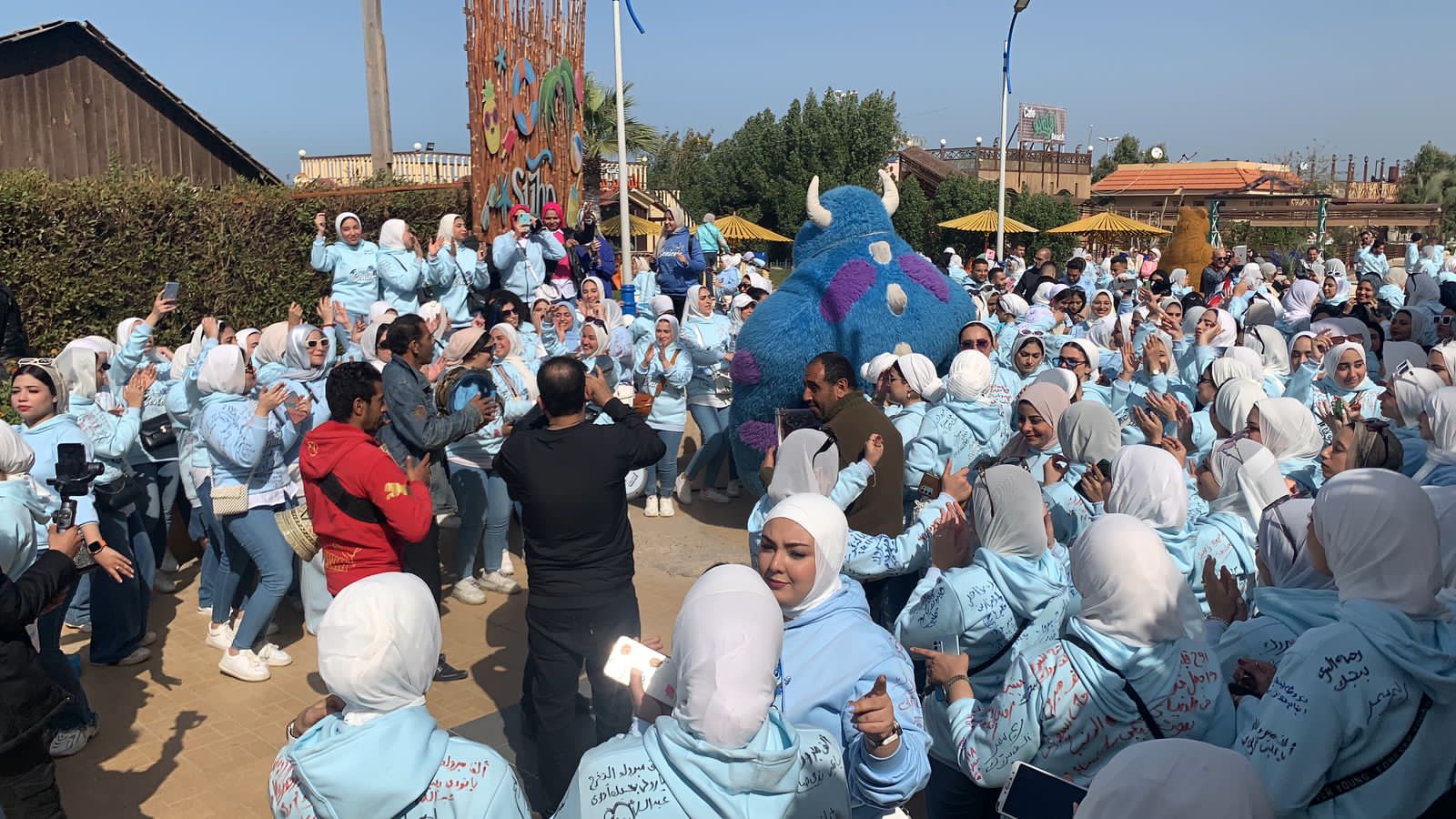 طلاب كلية الأداب ببورسعيد يحتفلون بقرب تخرجهم