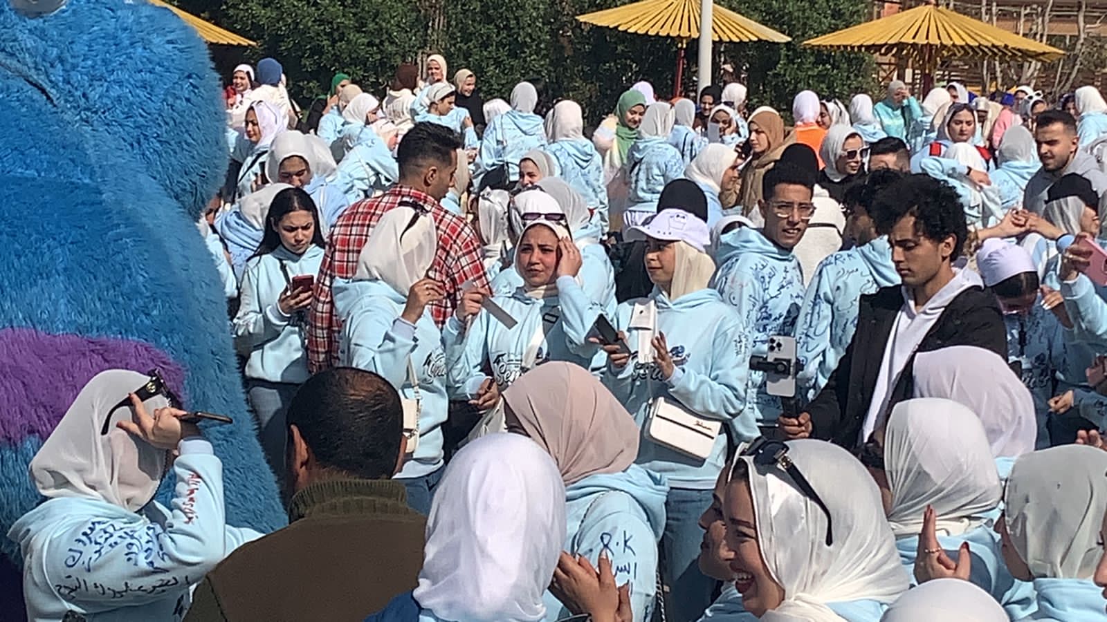 طلاب كلية الأداب ببورسعيد يحتفلون بقرب تخرجهم