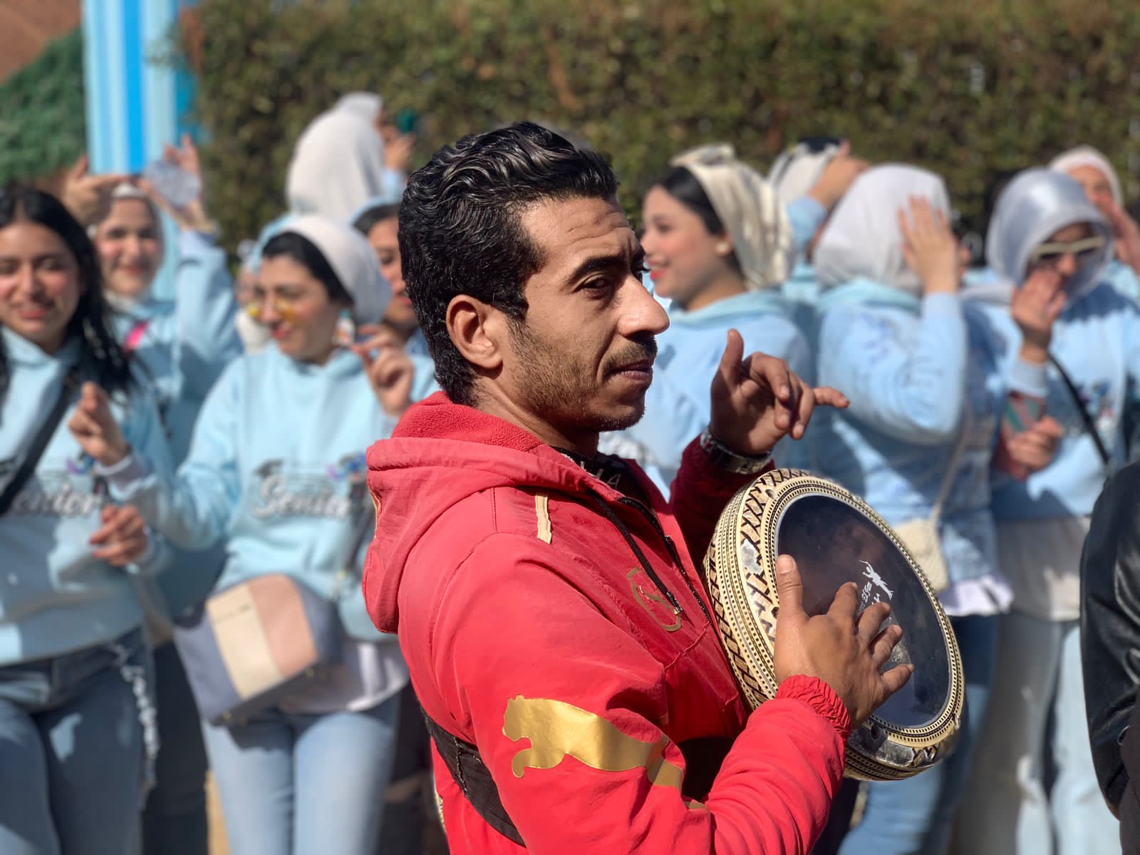 طلاب كلية الأداب ببورسعيد يحتفلون بقرب تخرجهم