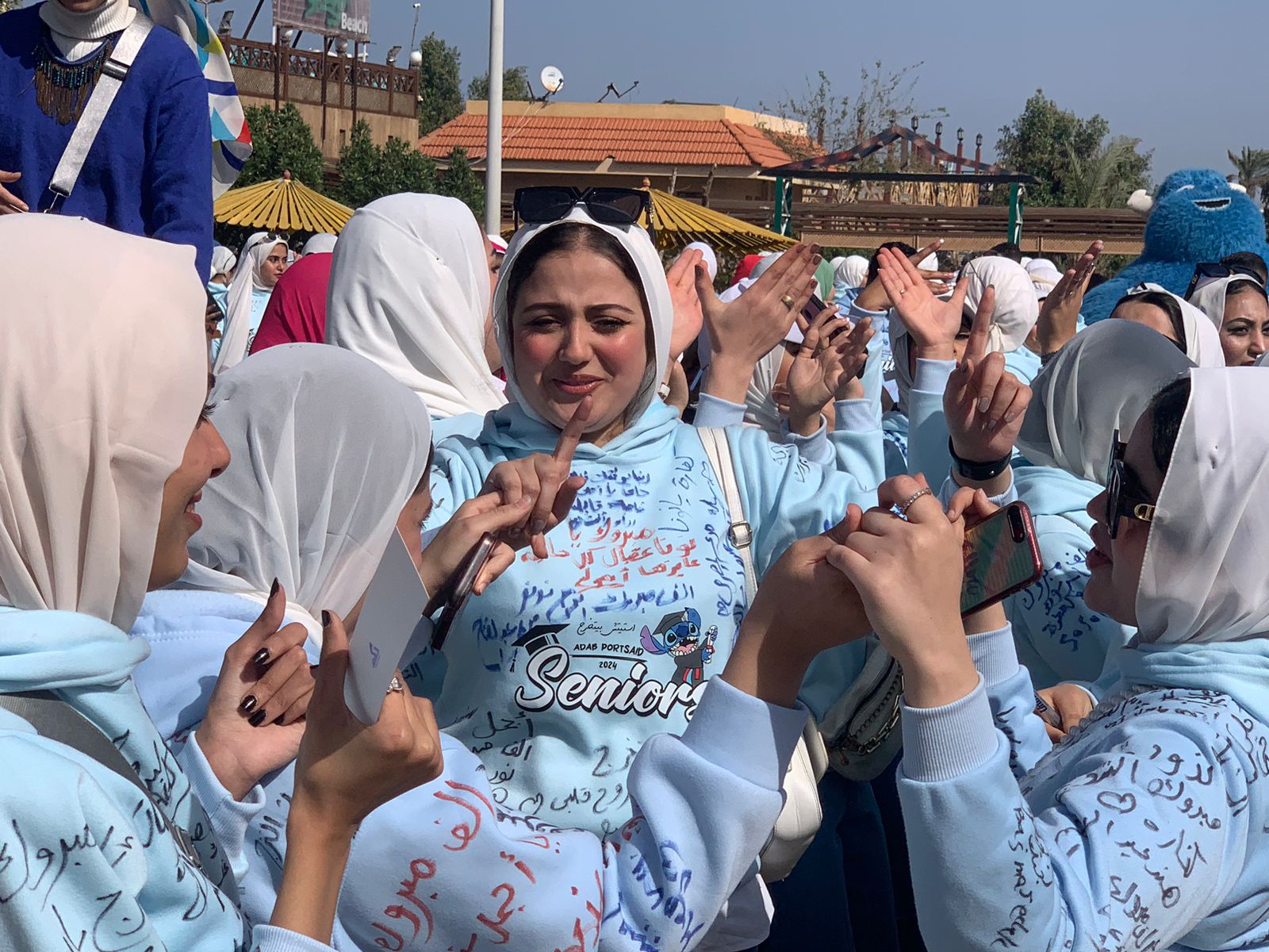 طلاب كلية الأداب ببورسعيد يحتفلون بقرب تخرجهم