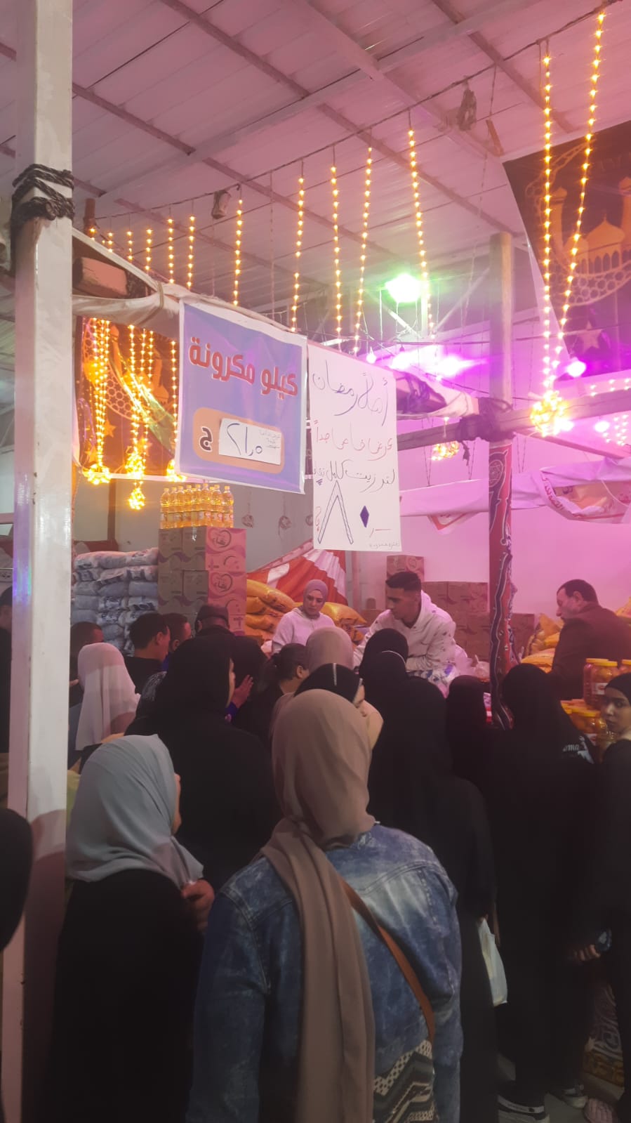 إقبال المواطنين على معارض أهلا رمضان بالإسكندرية 