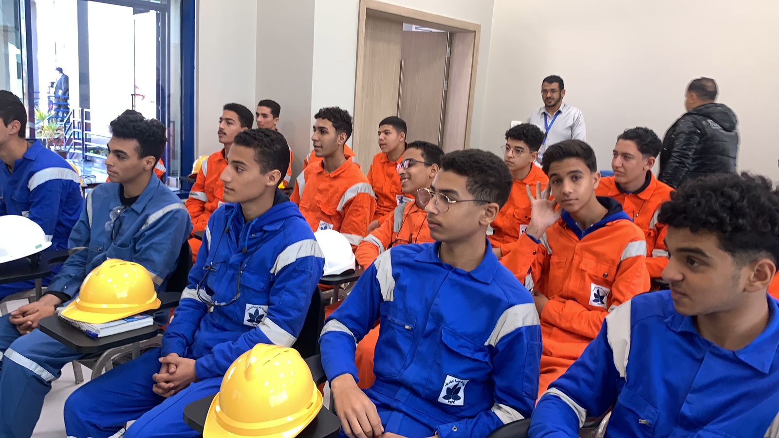 أين توجد مدارس البترول للبنين؟