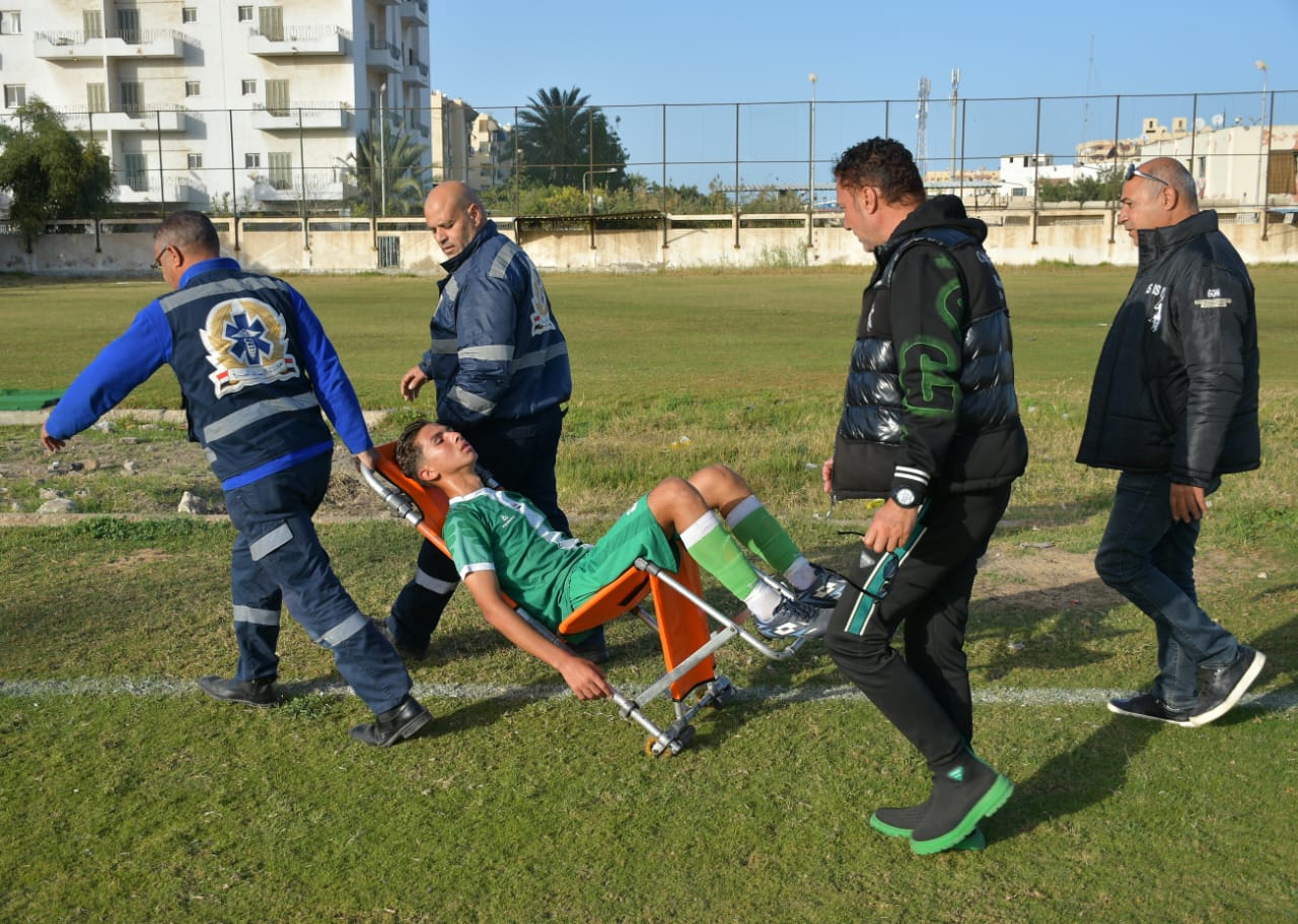 انقاذ أحد اللاعبين في مباراة المصري