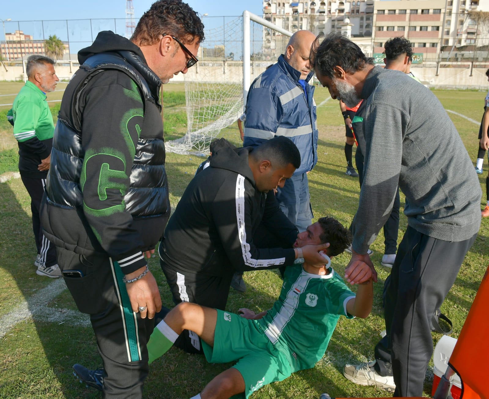 انقاذ أحد اللاعبين في مباراة المصري