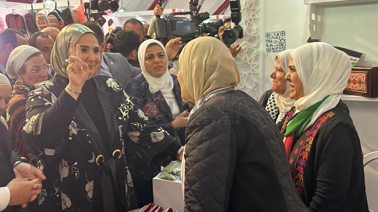 وزيرة التضامن تلوح بعلامة النصر أمام جناج فلسطين بمعرض ديارنا