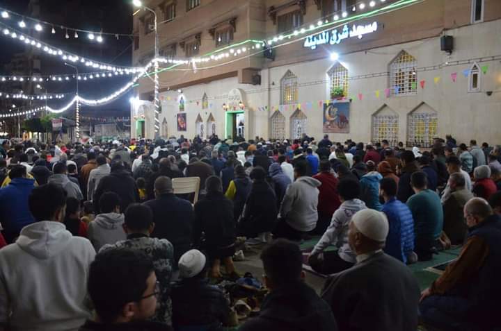 مصلين يؤدون صلاة التراويح ع أعتاب كنيسة القديسين 