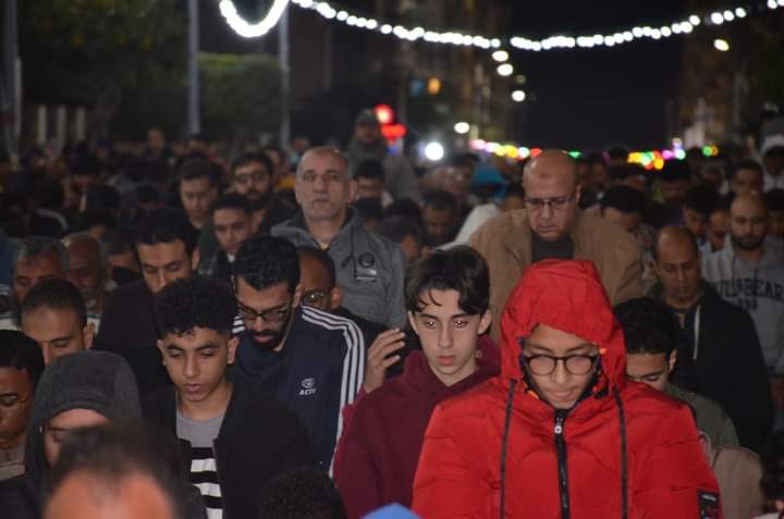 مصلين يؤدون صلاة التراويح ع أعتاب كنيسة القديسين٣