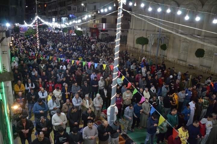 مصلين يؤدون صلاة التراويح ع أعتاب كنيسة القديسين4