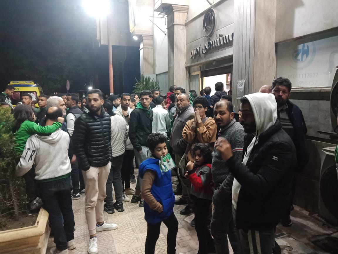 توافد جماهير الاتحاد السكندري أمام المستشفى