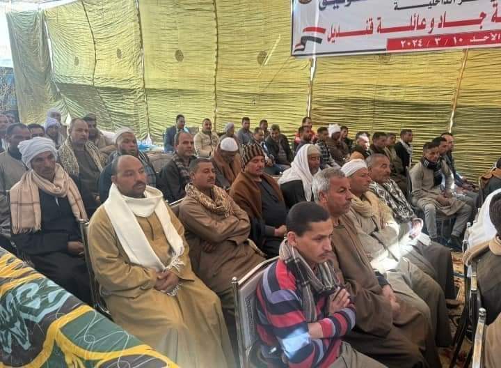 جانب من الحضور أثناء تقديم الكفن في الفيوم 