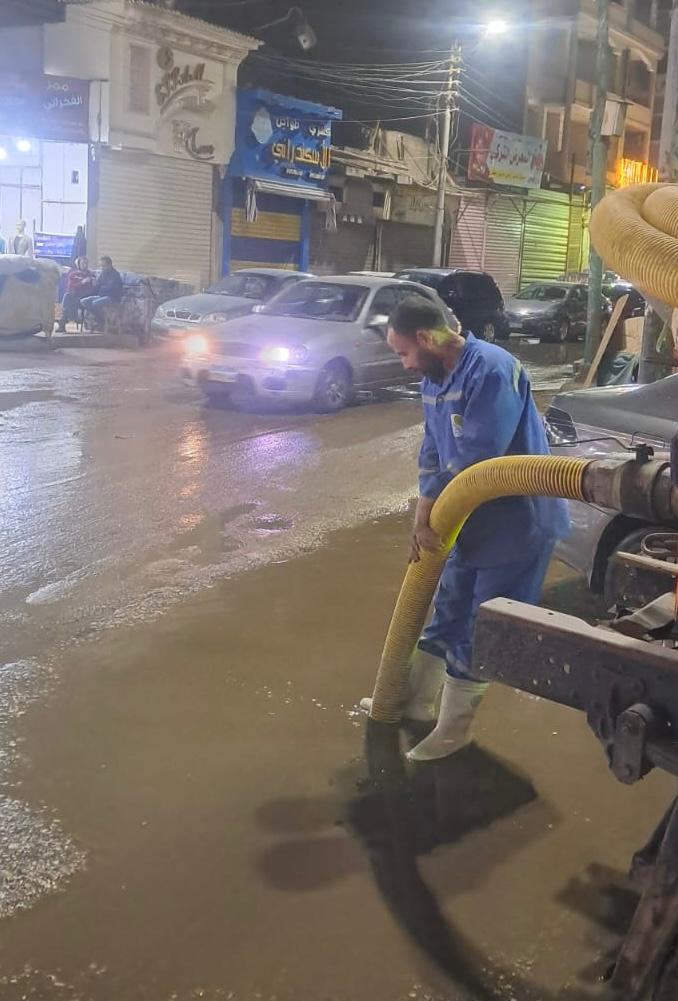 محافظ الفيوم يتابع رفع تراكمات مياه الأمطار من الشوارع وتداعيات الطقس السيئ