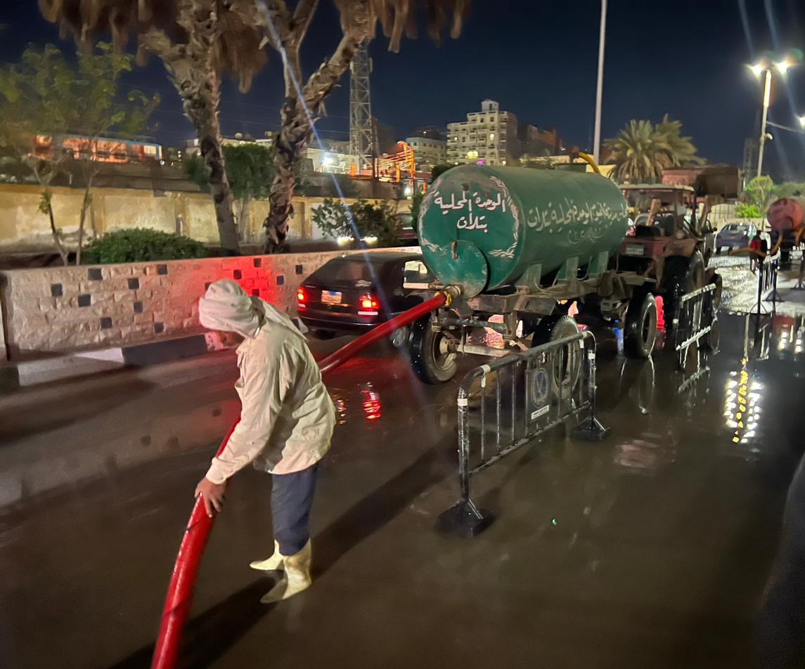 محافظ الفيوم يتابع رفع تراكمات مياه الأمطار من الشوارع وتداعيات الطقس السيئ