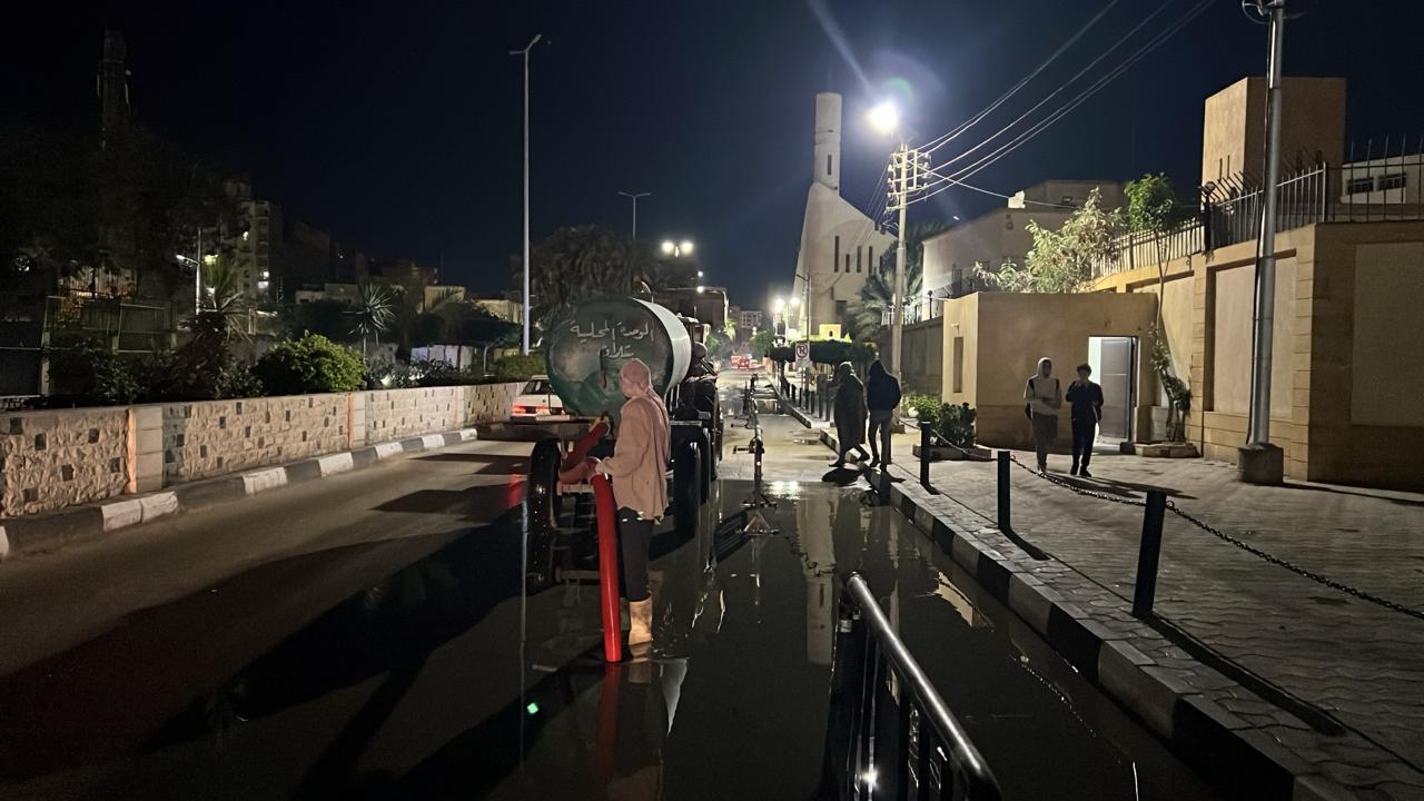 محافظ الفيوم يتابع رفع تراكمات مياه الأمطار من الشوارع وتداعيات الطقس السيئ