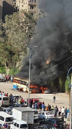 بالصور حريق أتوبيس نقل بسب تصادمه بسيارة ملاكي بـ فيصل 1