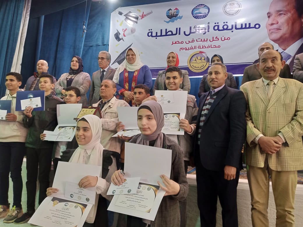 مشاركة 2464 طالب فى مسابقة أوائل الطلبة للمرحلة الإعدادية على مستوى محافظة الفيوم | صور 