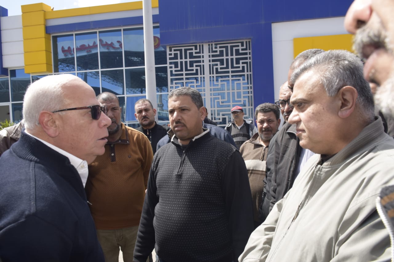 محافظ بورسعيد يتفقد الميناء البري