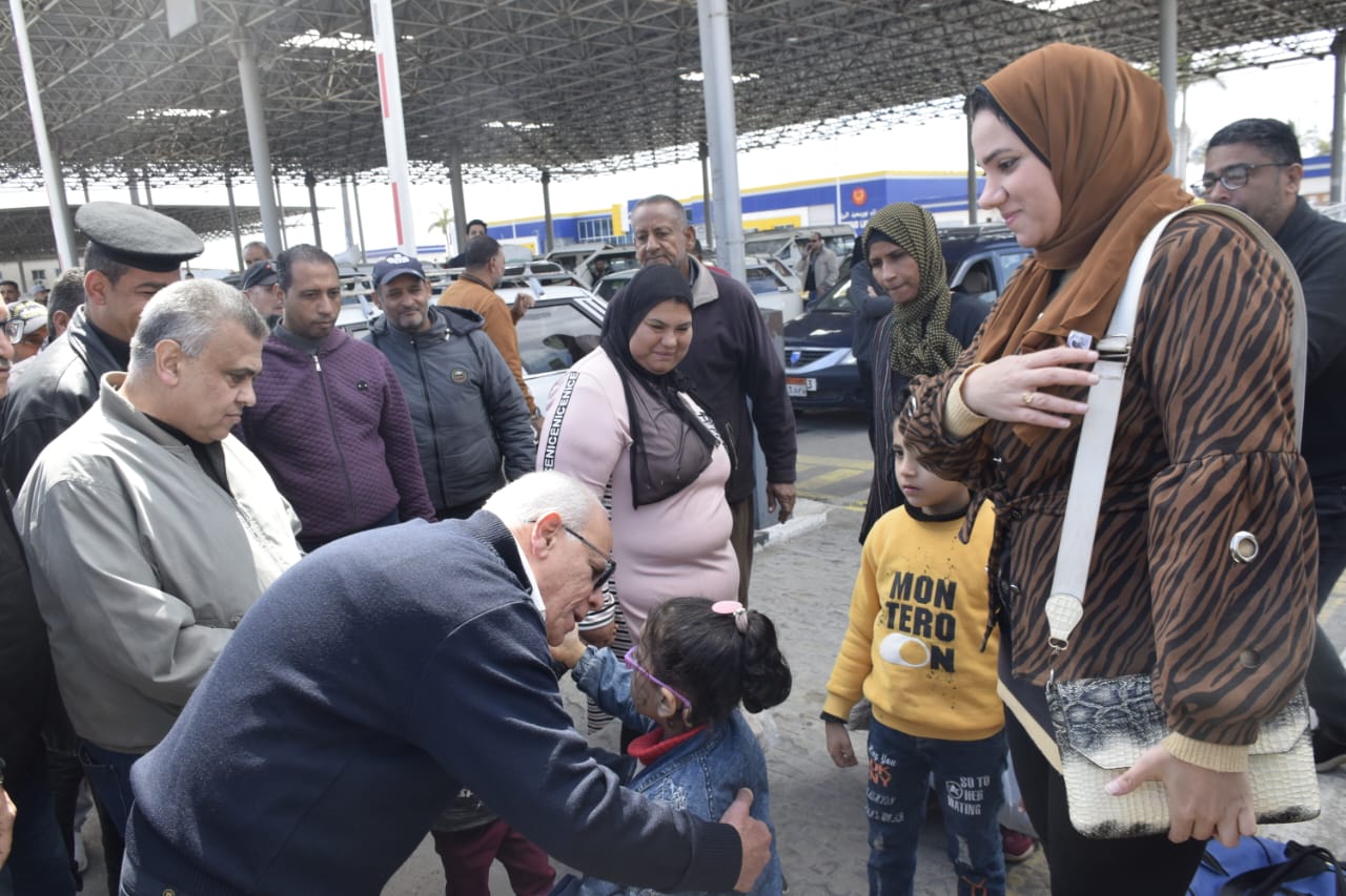 محافظ بورسعيد يتفقد الميناء البري