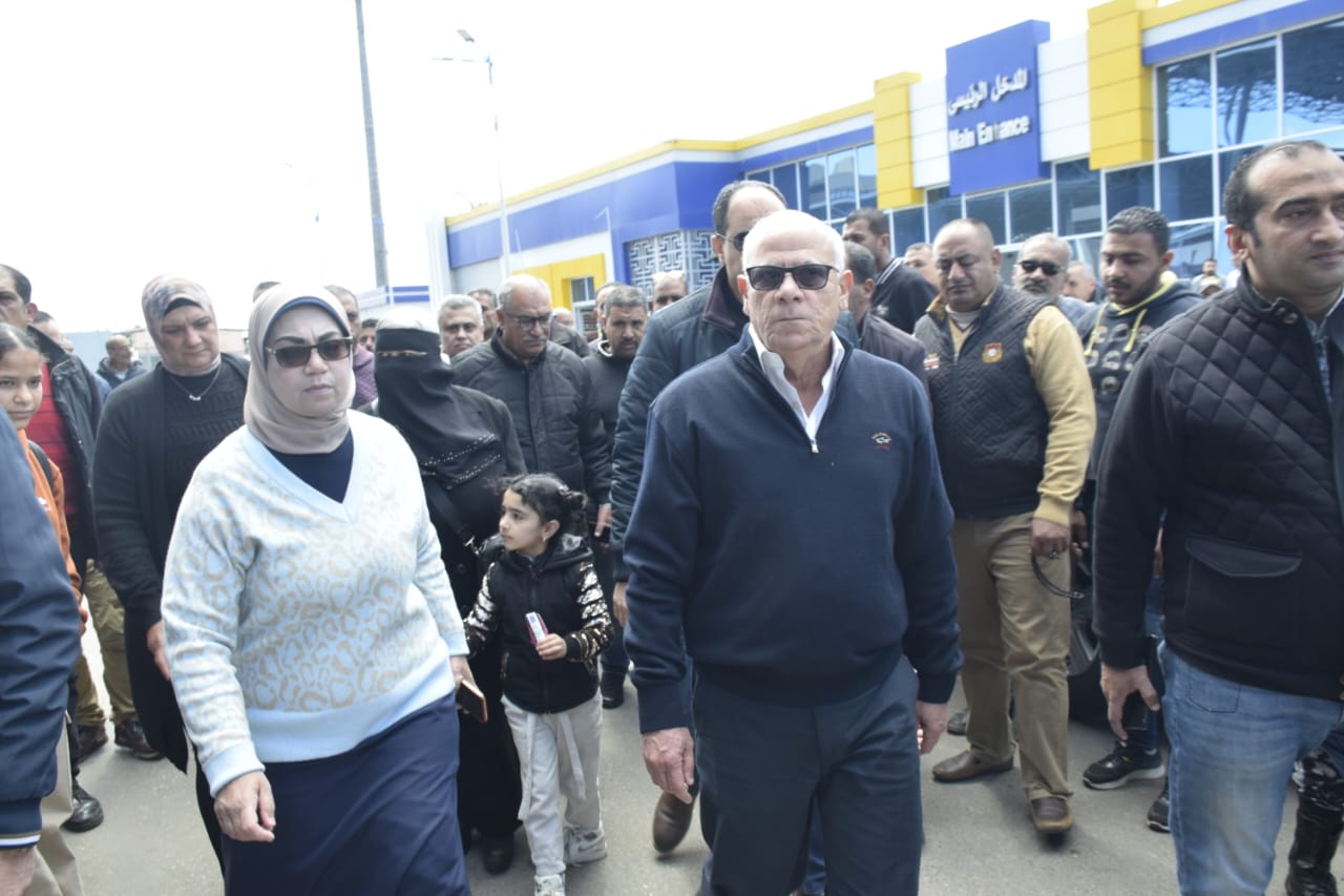 محافظ بورسعيد يتفقد الميناء البري