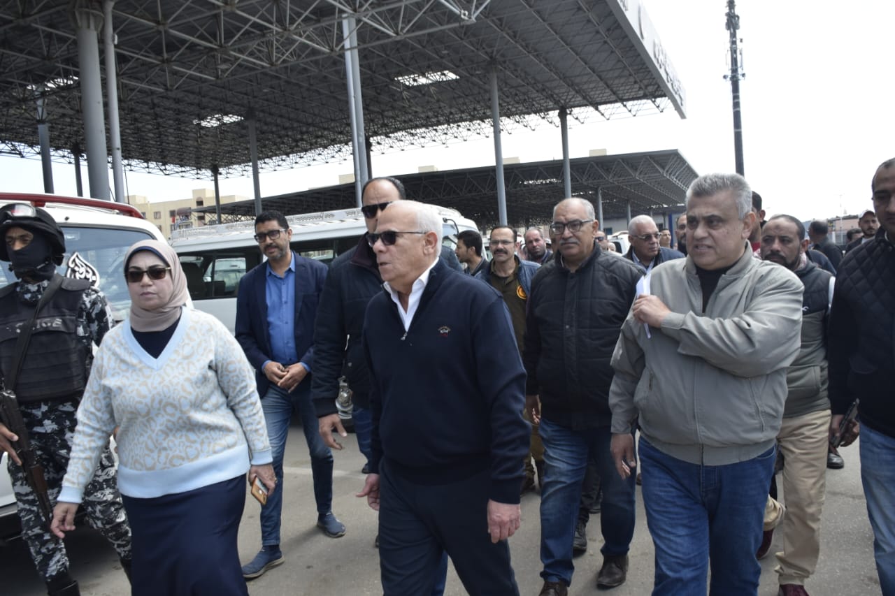 محافظ بورسعيد يتفقد الميناء البري