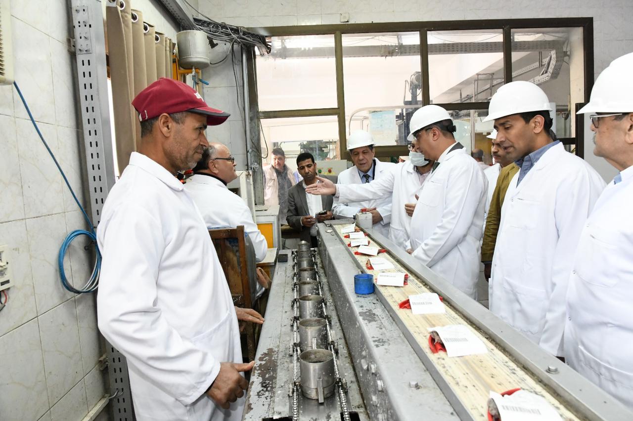 محافظ الفيوم يفتتح موسم البنجر ويتابع عمليات إستلام المحصول ومراحل الإنتاج بشركة السكر بقصر الباسل