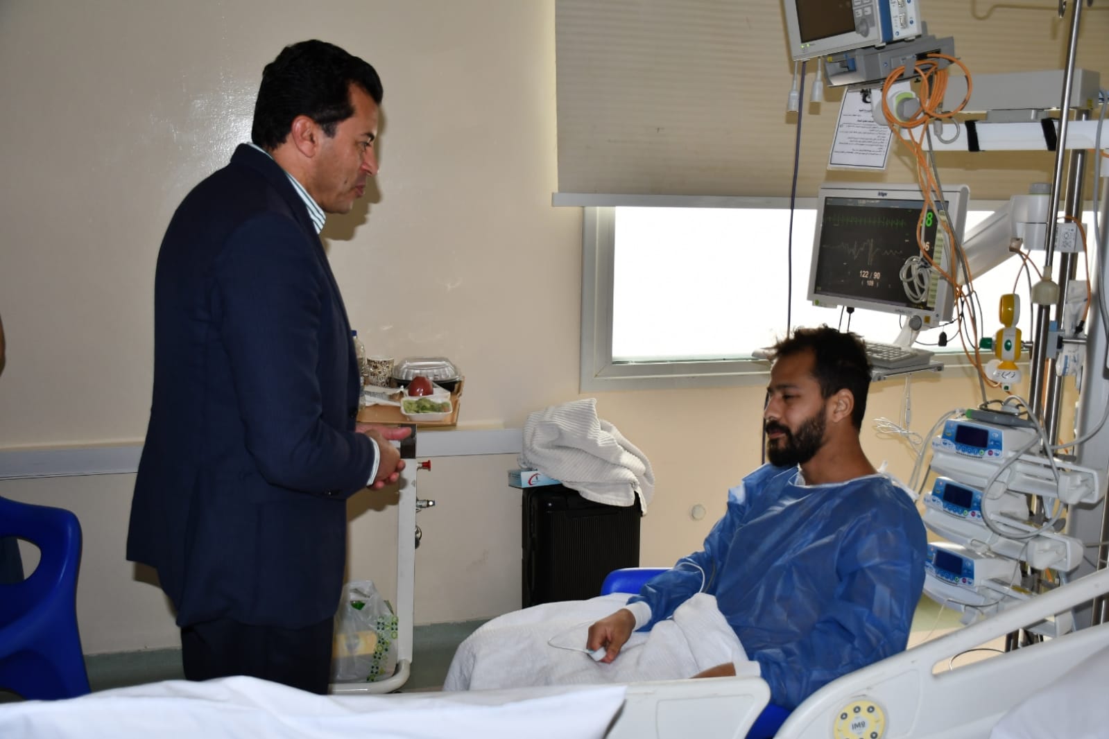 أحمد رفعت يتبادل الحديث مع وزير الرياضة في أول ظهور منذ أزمته (صور)