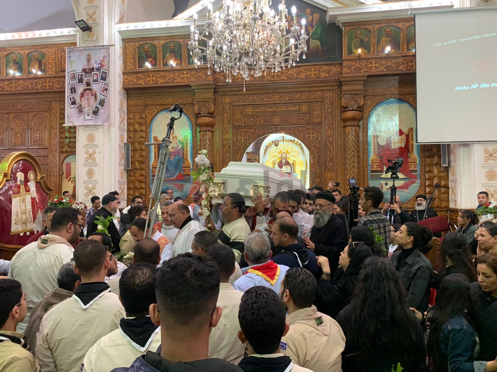 صلاة الجنازة علي كاهن كنيسة مارجرجس ببورسعيد