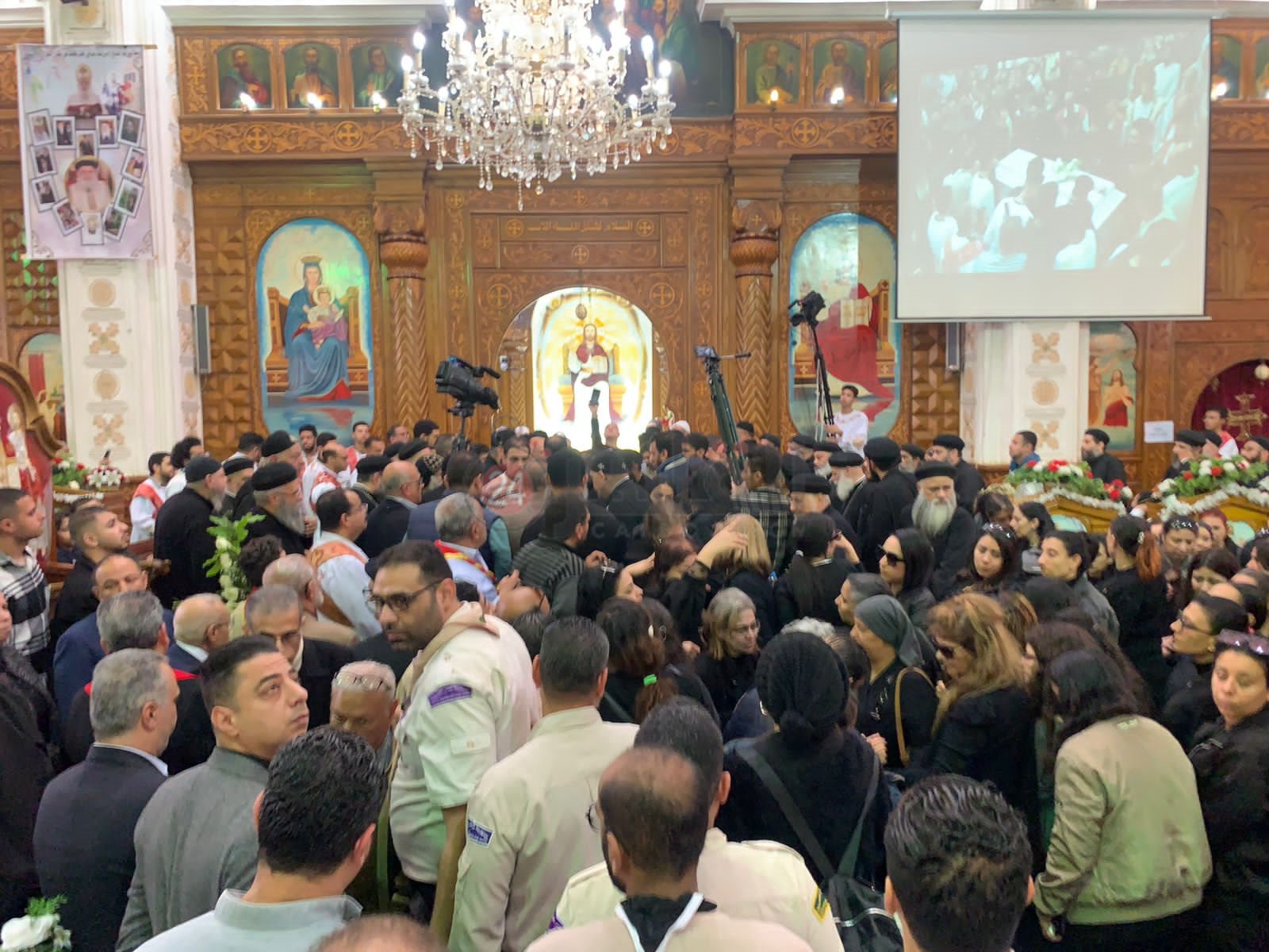 صلاة الجنازة علي كاهن كنيسة مارجرجس ببورسعيد