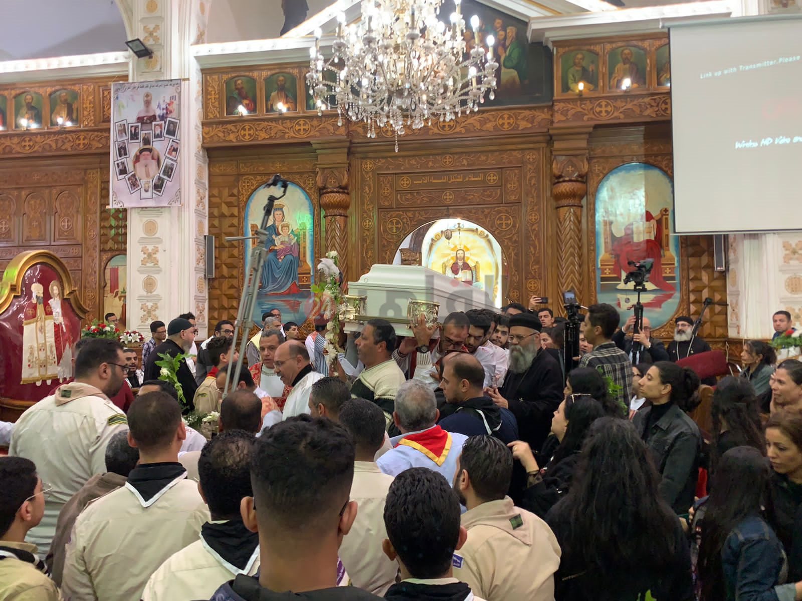 صلاة الجنازة علي كاهن كنيسة مارجرجس ببورسعيد