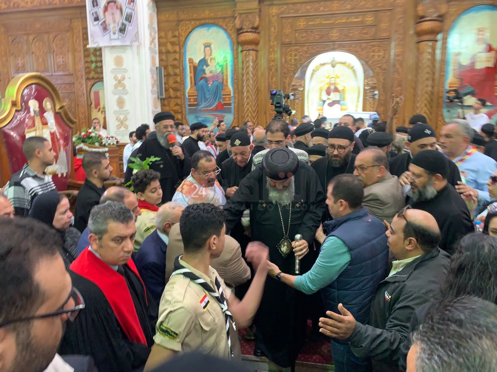 صلاة الجنازة علي كاهن كنيسة مارجرجس ببورسعيد