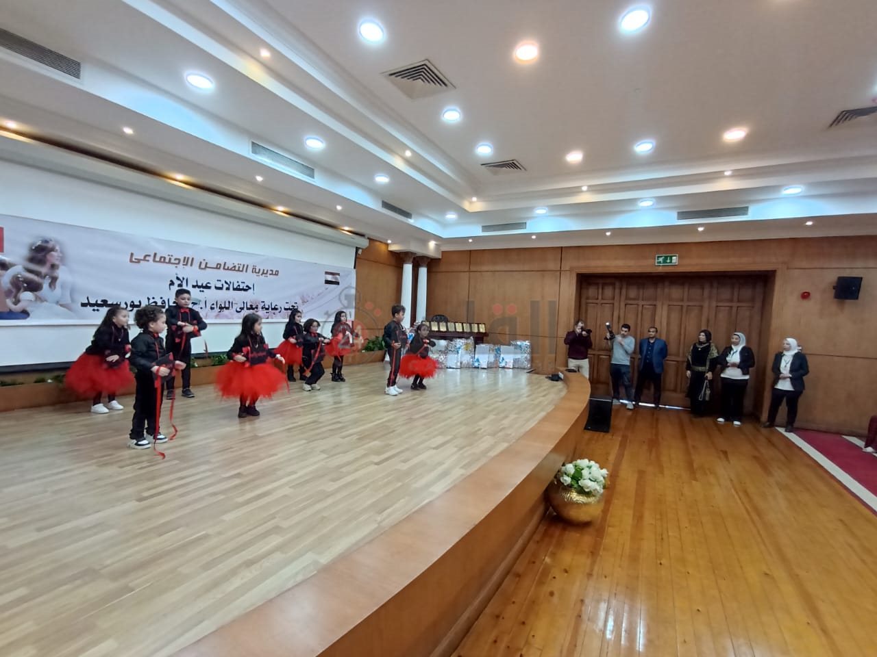 محافظ بورسعيد يُكرم الأمهات المثاليات