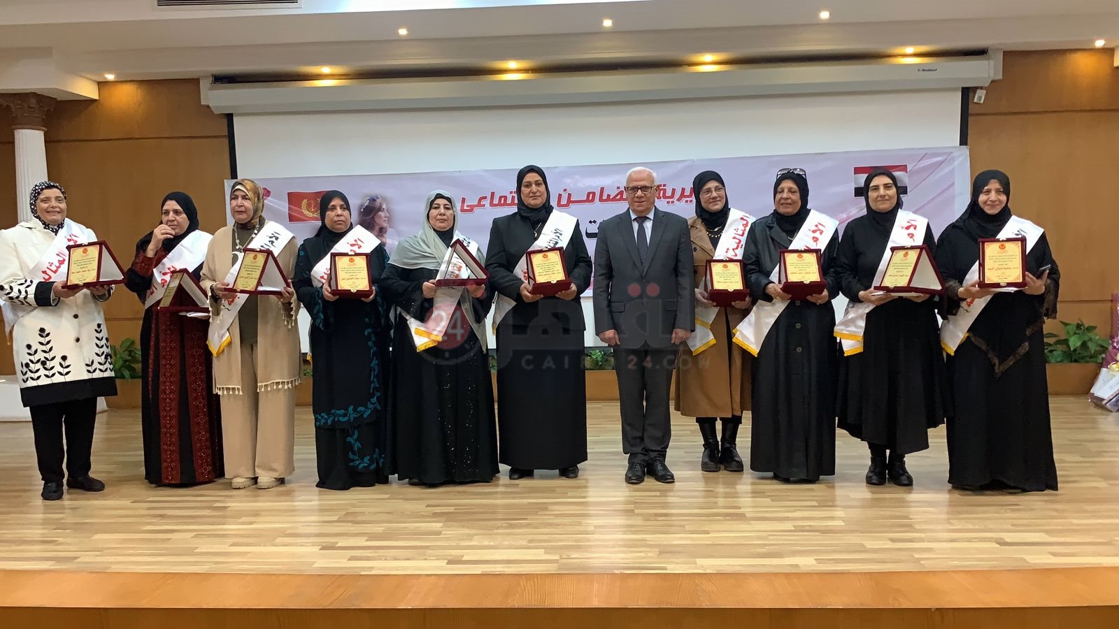 محافظ بورسعيد يُكرم الأمهات المثاليات