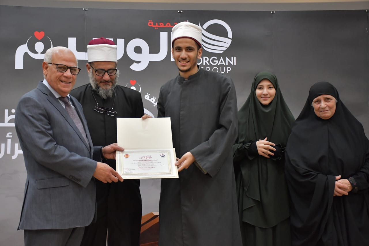 محافظ بورسعيد يُسلم جوائز الفائزون في رمضان 
