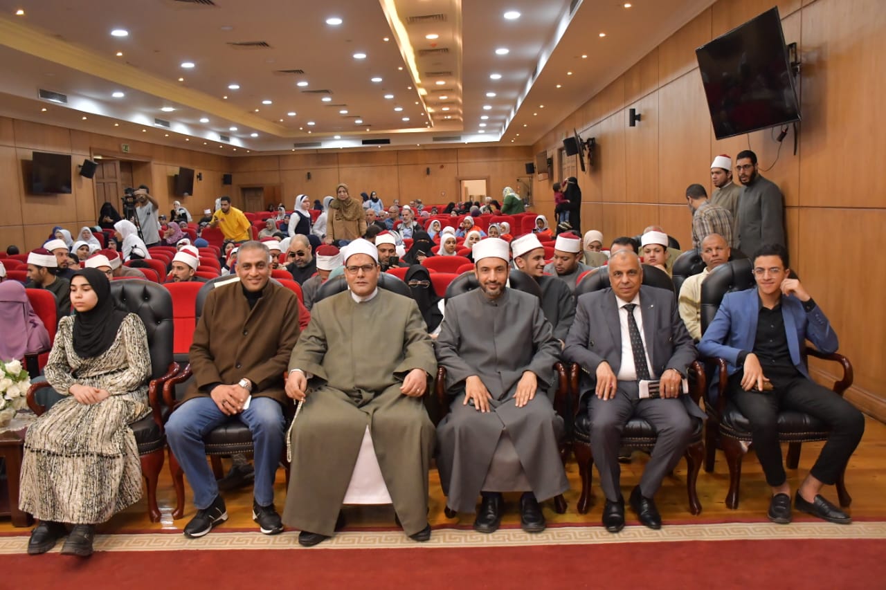 محافظ بورسعيد يُسلم جوائز الفائزون في رمضان 