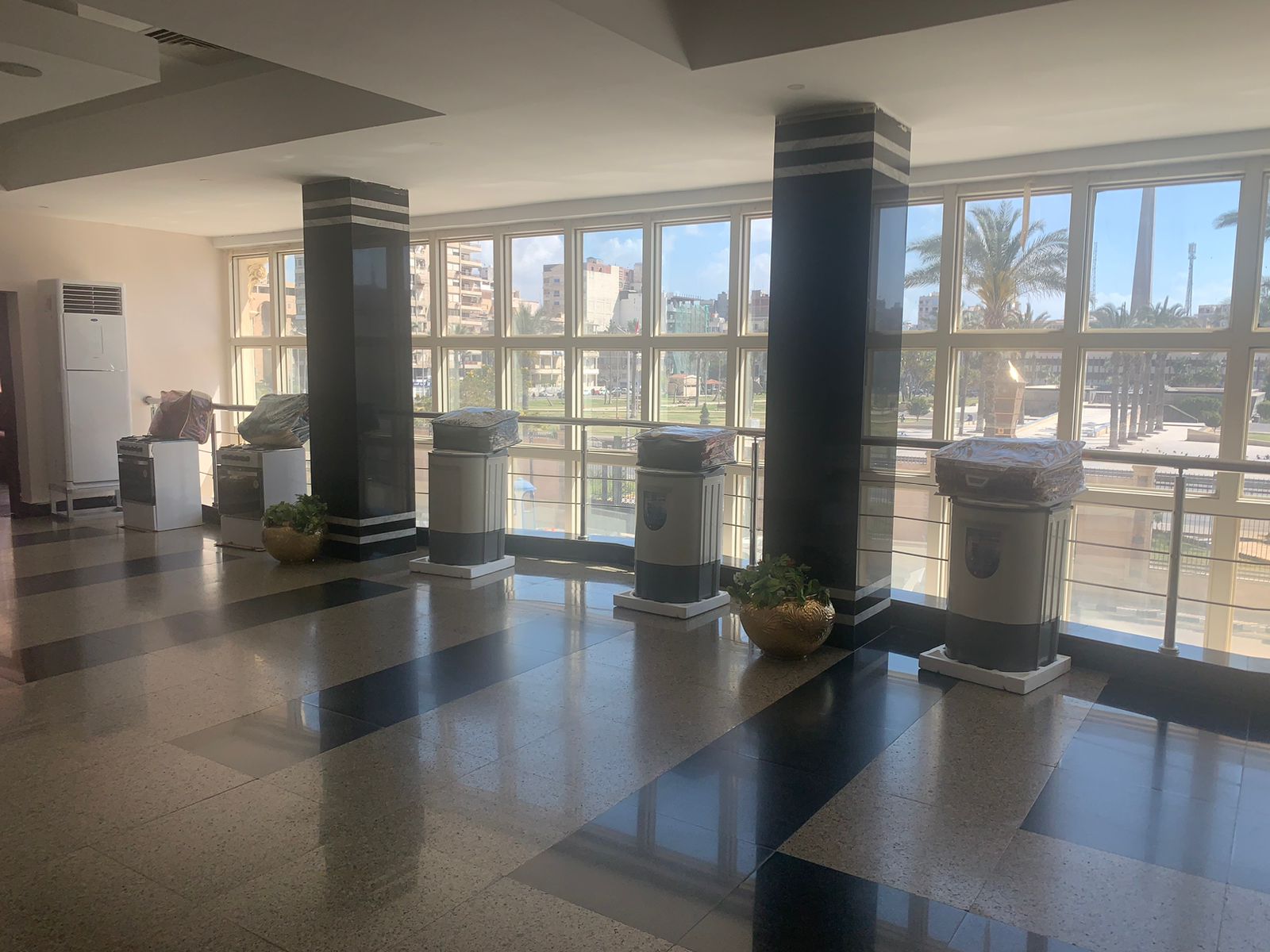 محافظ بورسعيد يُهدي للشباب والفتيات أجهزة كهربائية وأموال