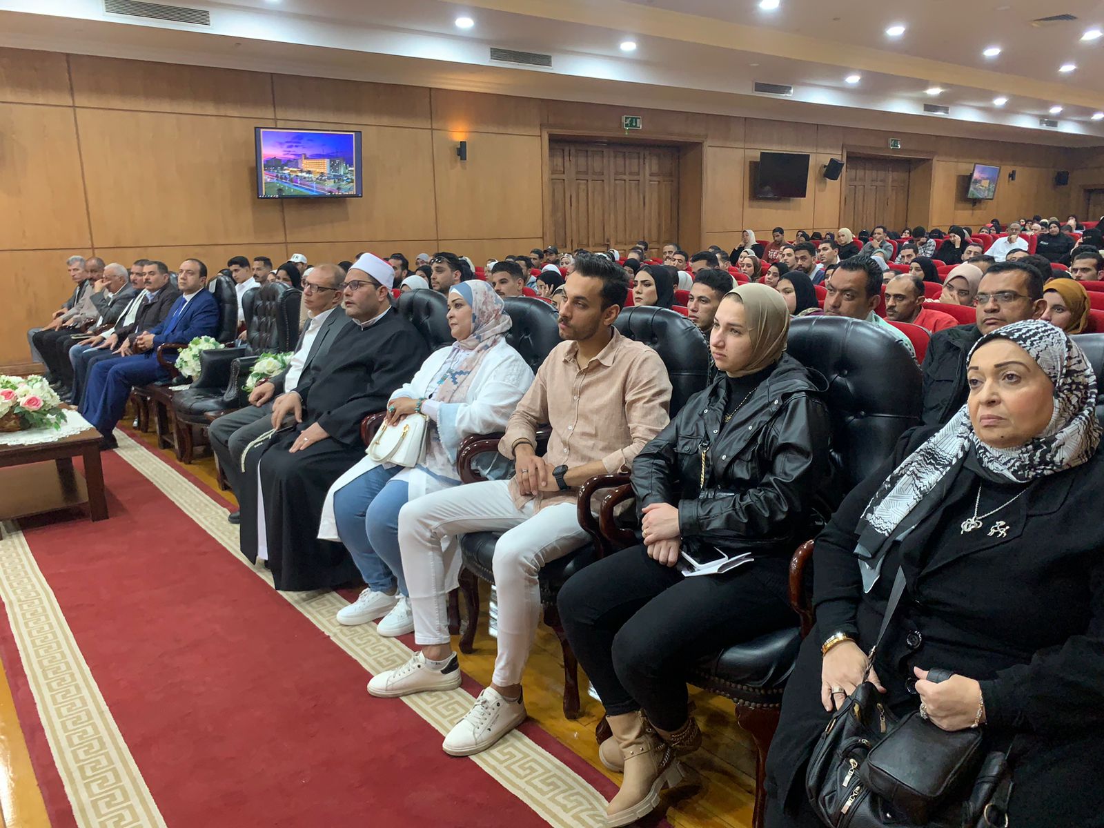 محافظ بورسعيد يُهدي للشباب والفتيات أجهزة كهربائية وأموال