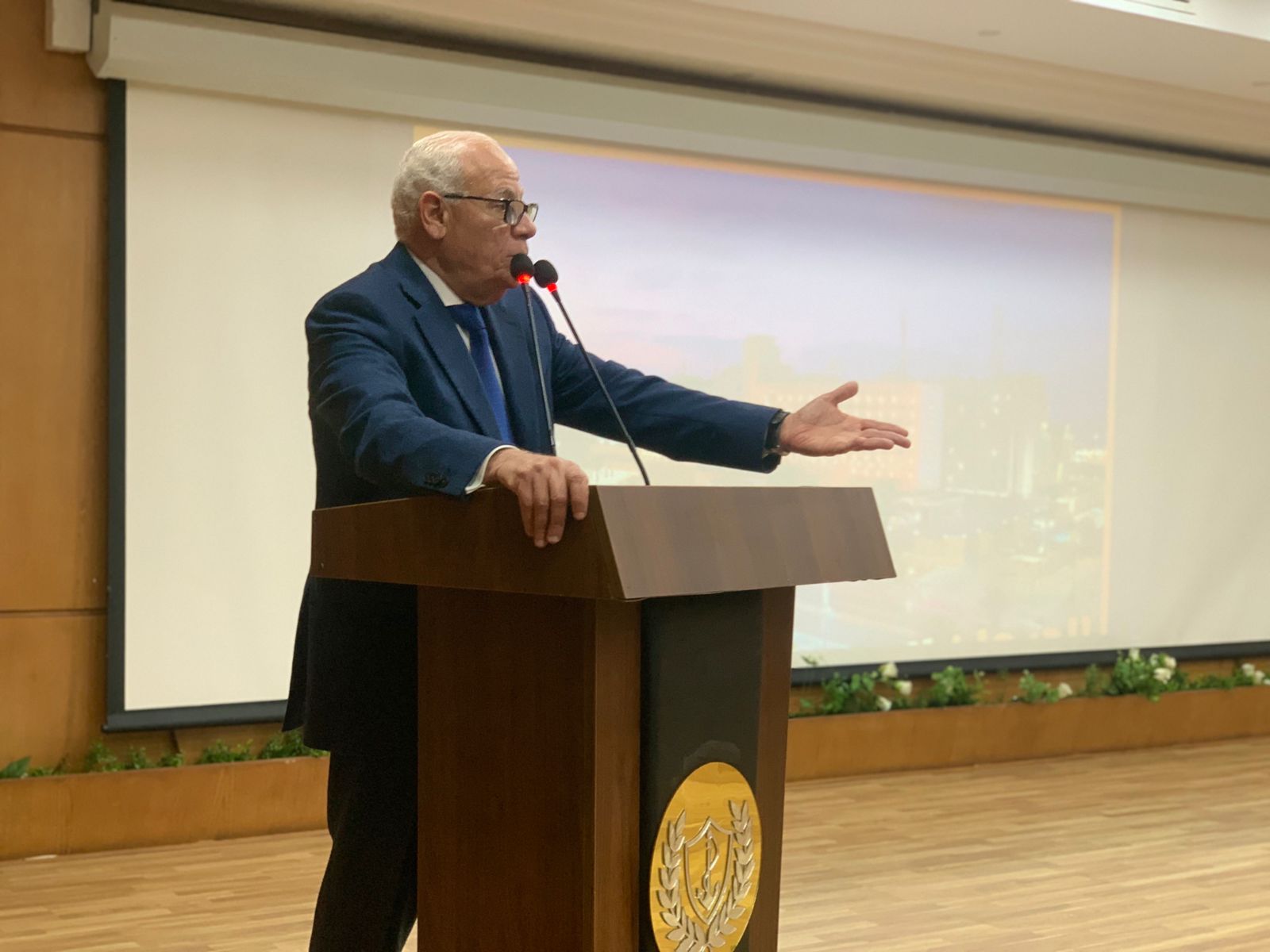 محافظ بورسعيد يُهدي للشباب والفتيات أجهزة كهربائية وأموال