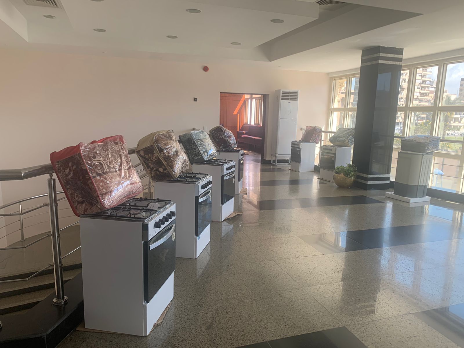 محافظ بورسعيد يُهدي للشباب والفتيات أجهزة كهربائية وأموال