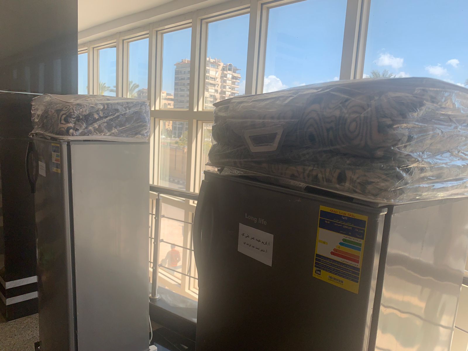 محافظ بورسعيد يُهدي للشباب والفتيات أجهزة كهربائية وأموال